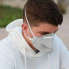防塵マスクをつけた男性の画像
