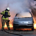 車両火災の消火活動をする画像