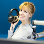 ラジオ局の女性DJ画像